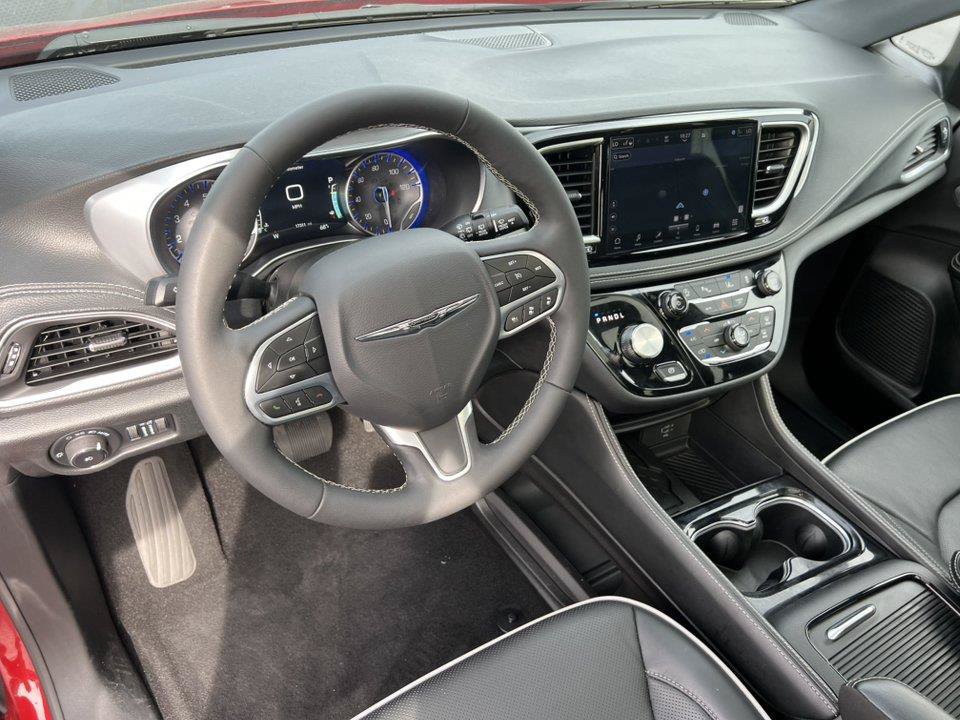 Used 2026 Chrysler Pacifica Limited FWD image 21