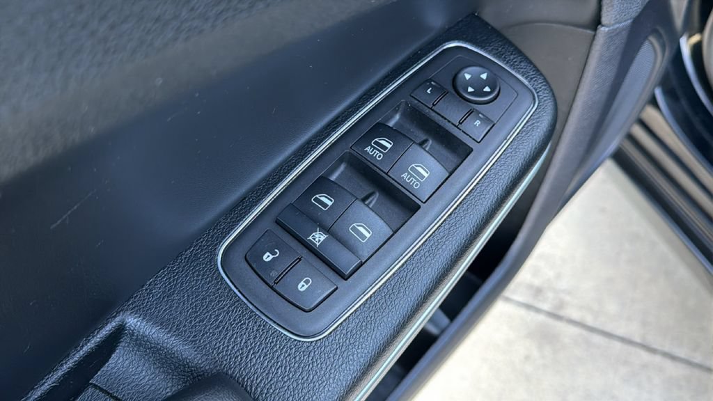 Used 2023 Chrysler 300 Touring w/ Sport Appearance Package RWD image 12