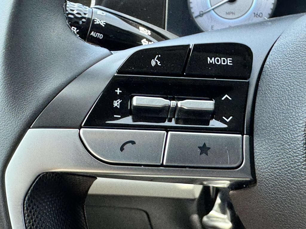 Certified 2025 Hyundai Elantra Limited FWD image 17