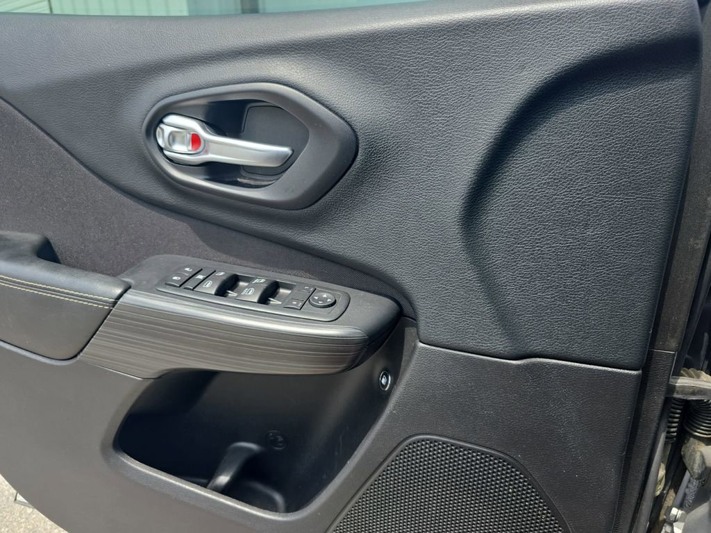 Used 2015 Jeep Cherokee Latitude FWD image 23