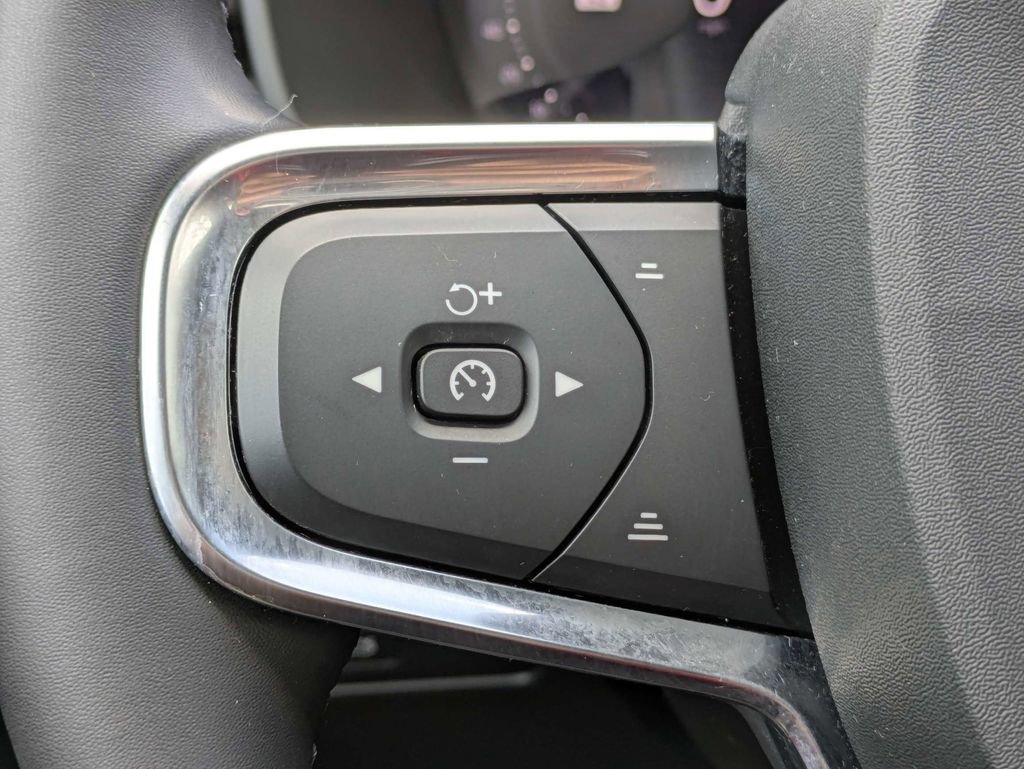 Used 2023 Volvo XC40 B5 Plus w/ Protection Package Premier image 33