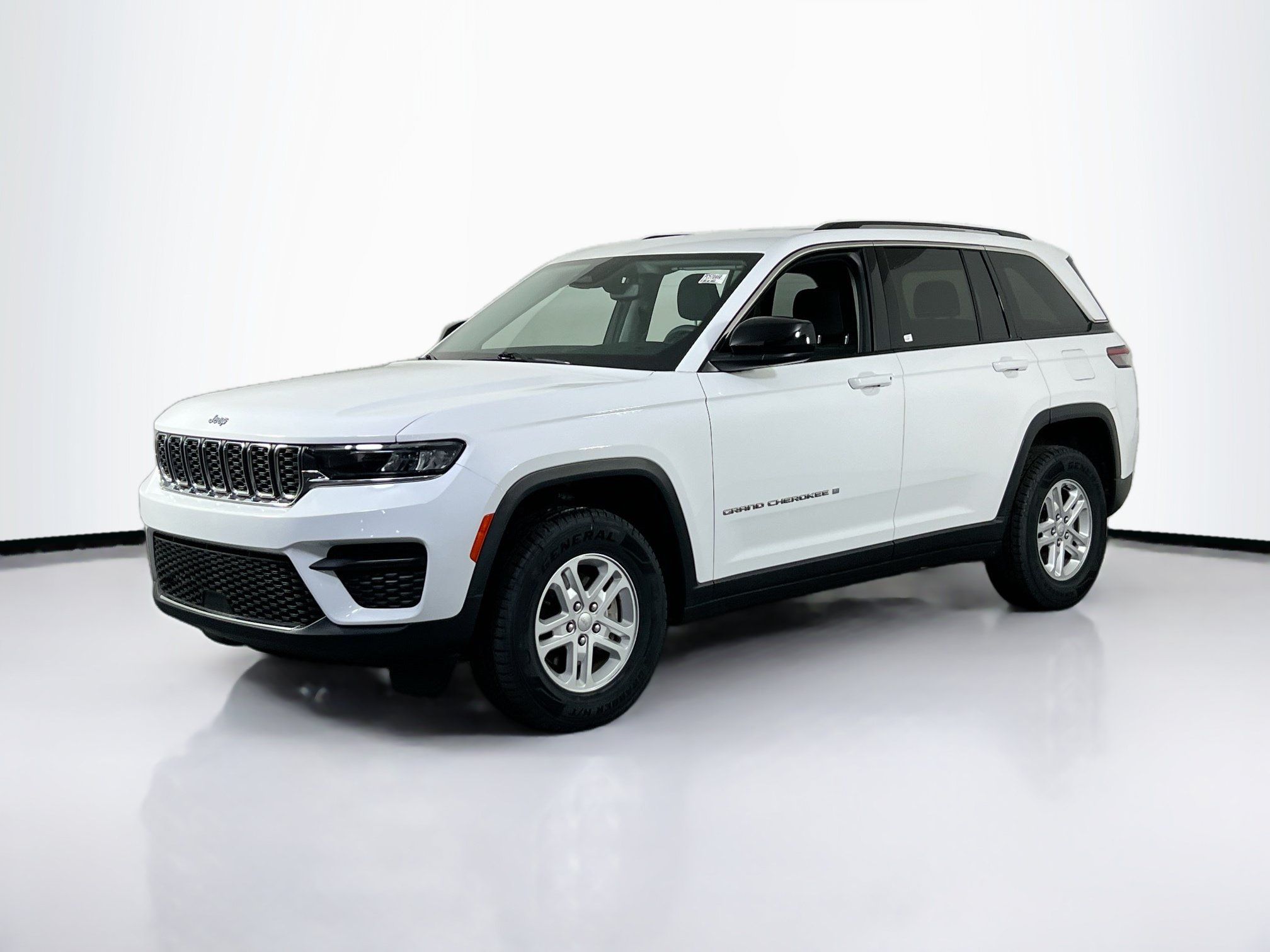 Used 2023 Jeep Grand Cherokee Laredo AWD/4WD image 1