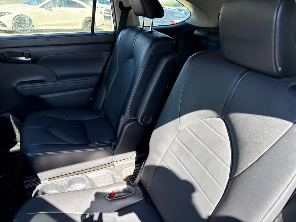 Used 2021 Toyota Highlander XLE AWD/4WD image 25