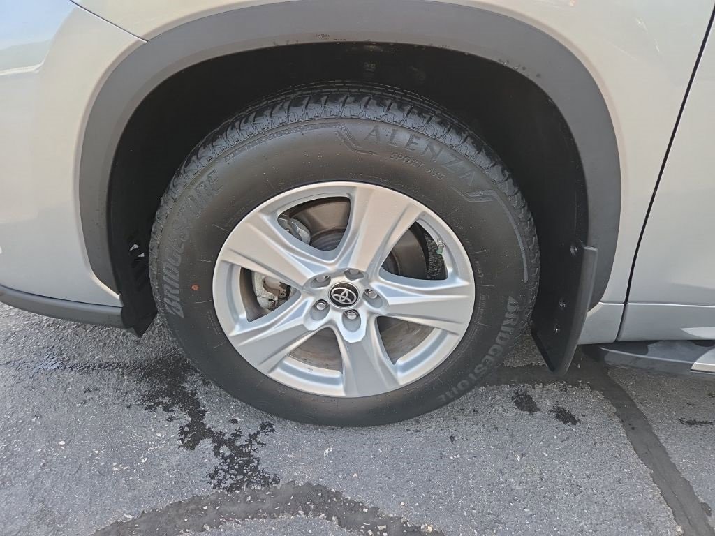 Used 2022 Toyota Highlander LE image 21