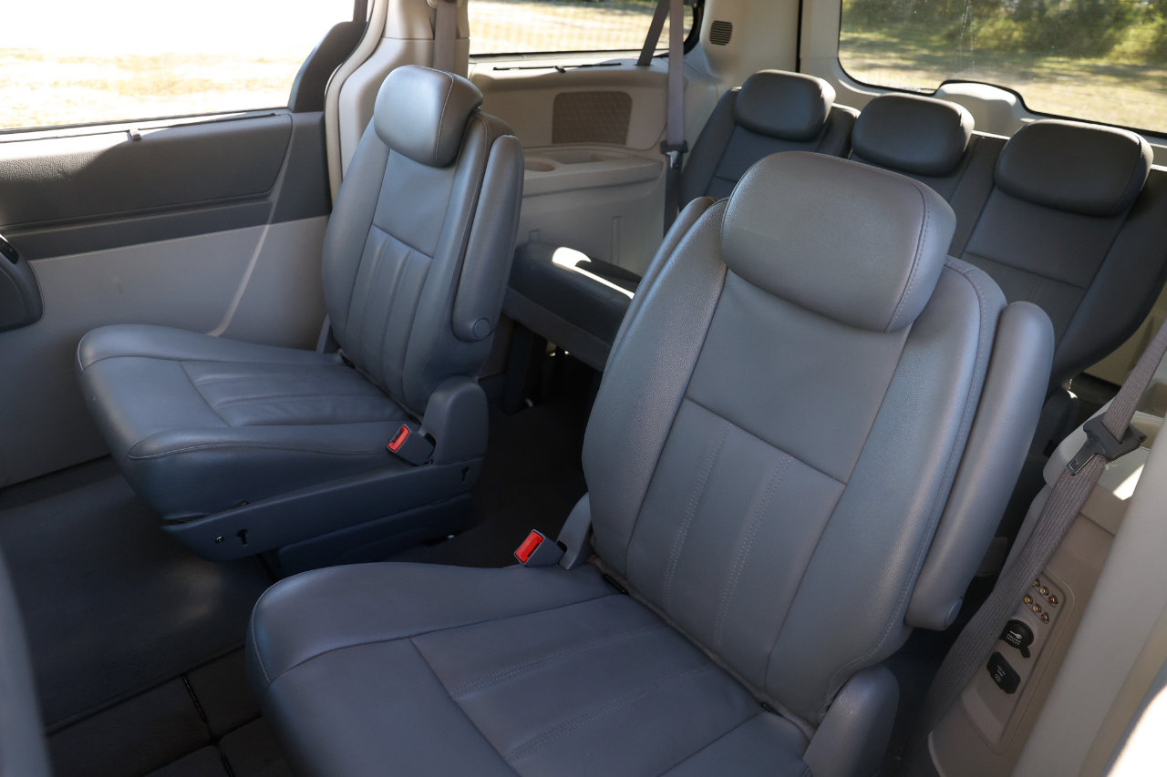 Used 2009 Chrysler Town & Country Touring image 8
