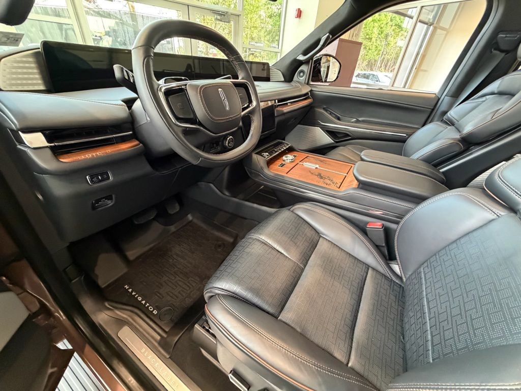 New 2025 Lincoln Navigator Black Label AWD/4WD image 18
