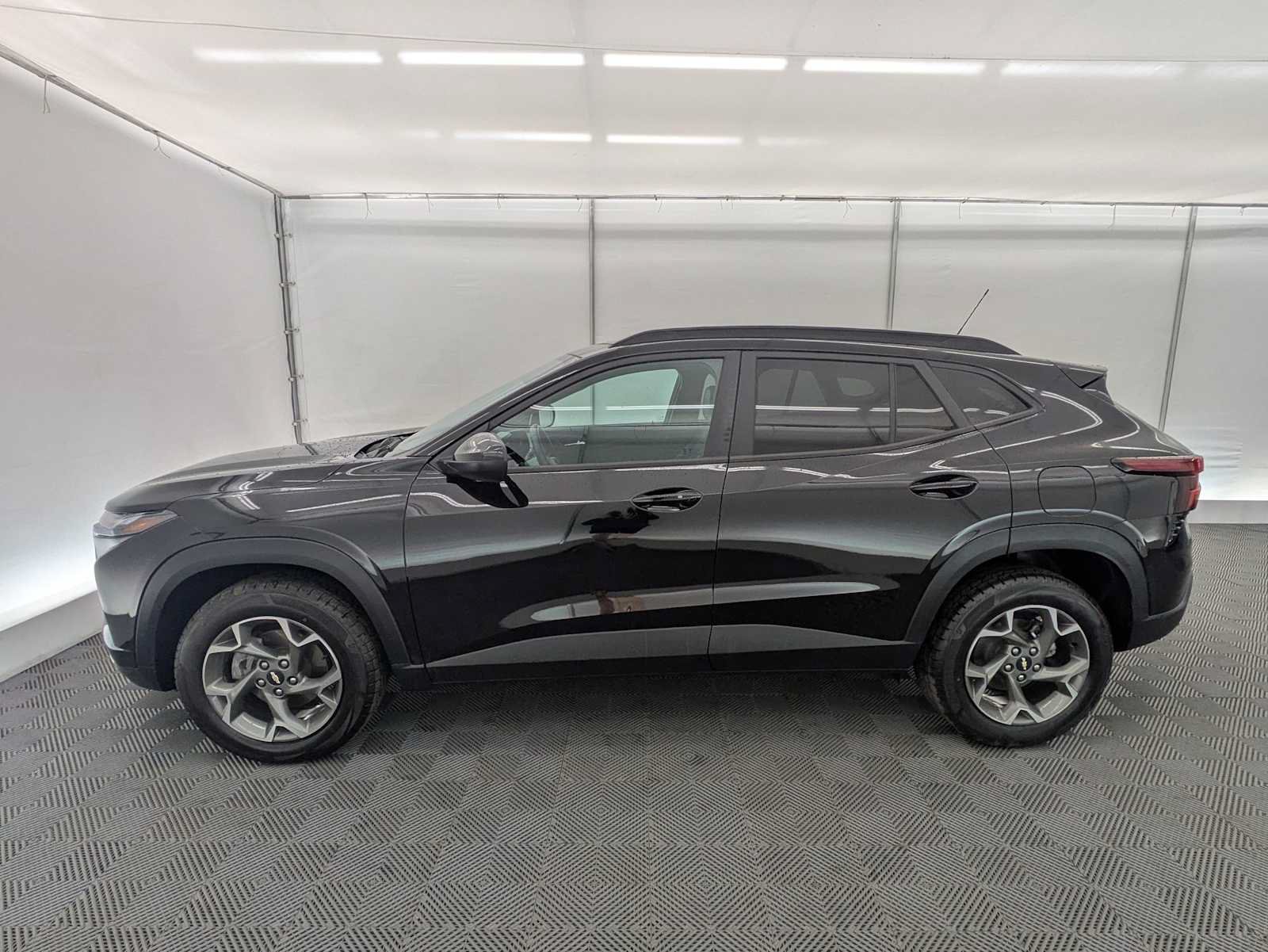 Used 2024 Chevrolet Trax LT w/ Driver Confidence Package FWD image 3