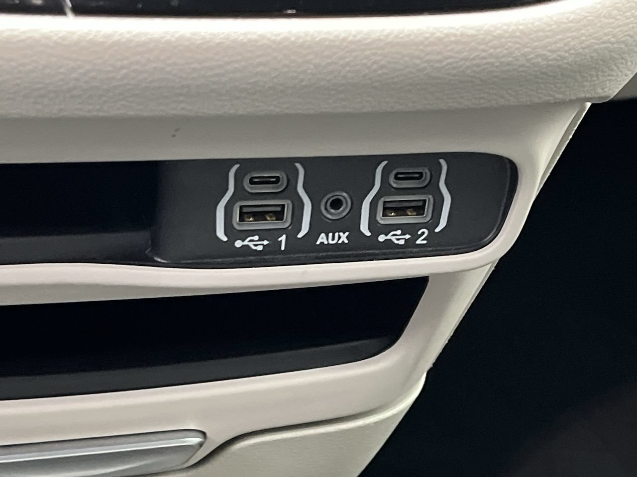 Used 2024 Chrysler Pacifica Touring-L FWD image 24