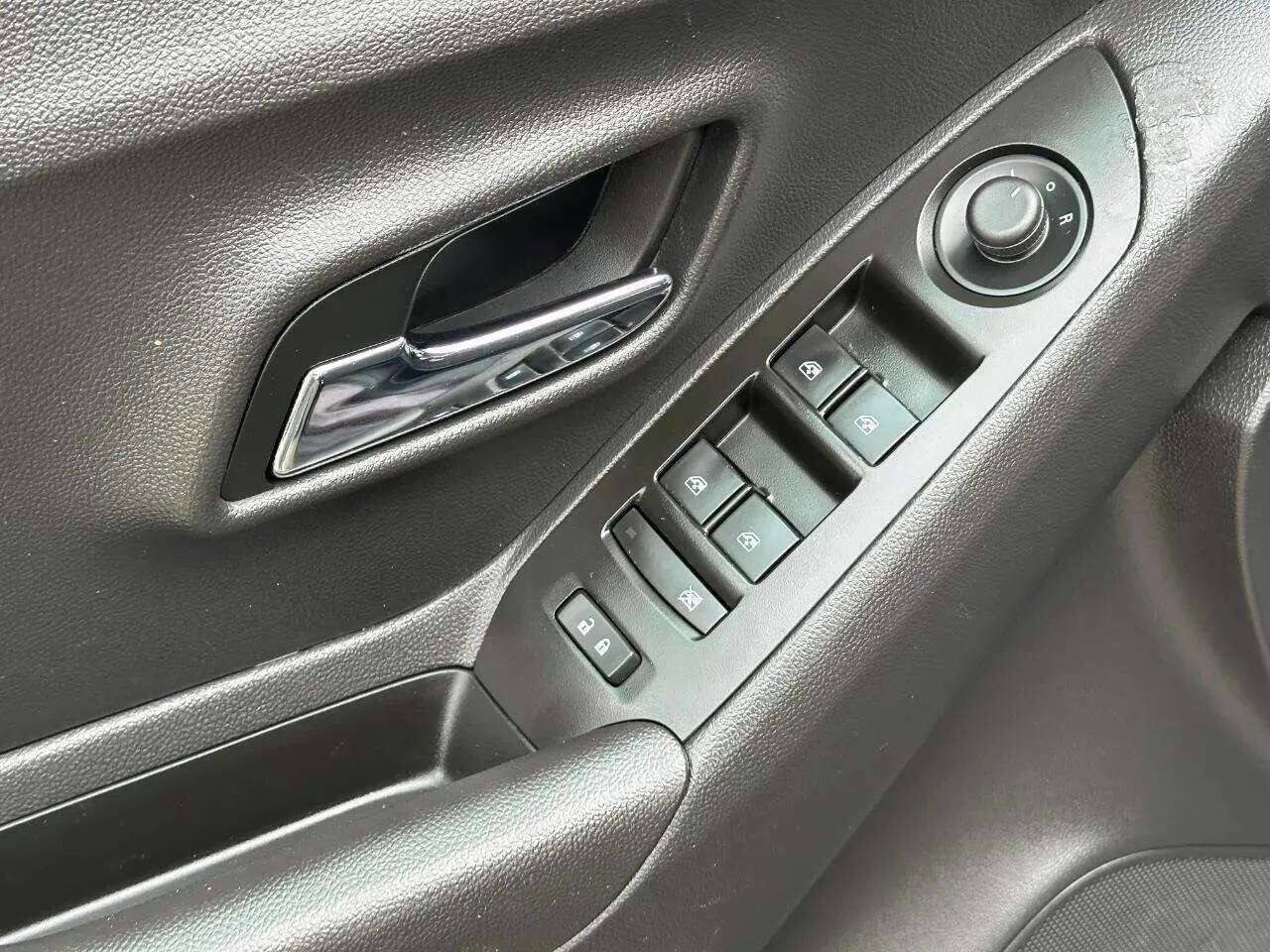 Used 2020 Chevrolet Trax LS image 33