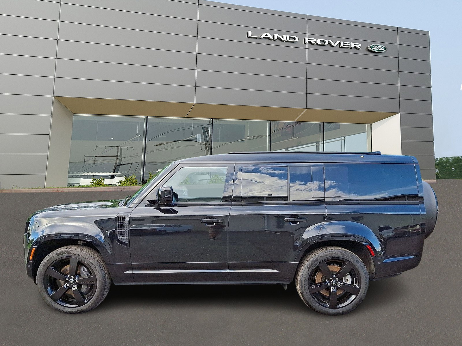Certified 2025 Land Rover Defender 130 X-Dynamic SE AWD/4WD image 6