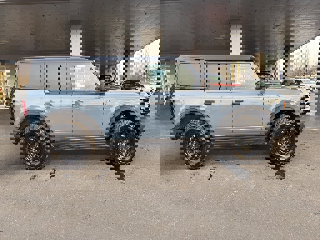 New 2025 Ford Bronco Outer Banks w/ Black Appearance Package image 3