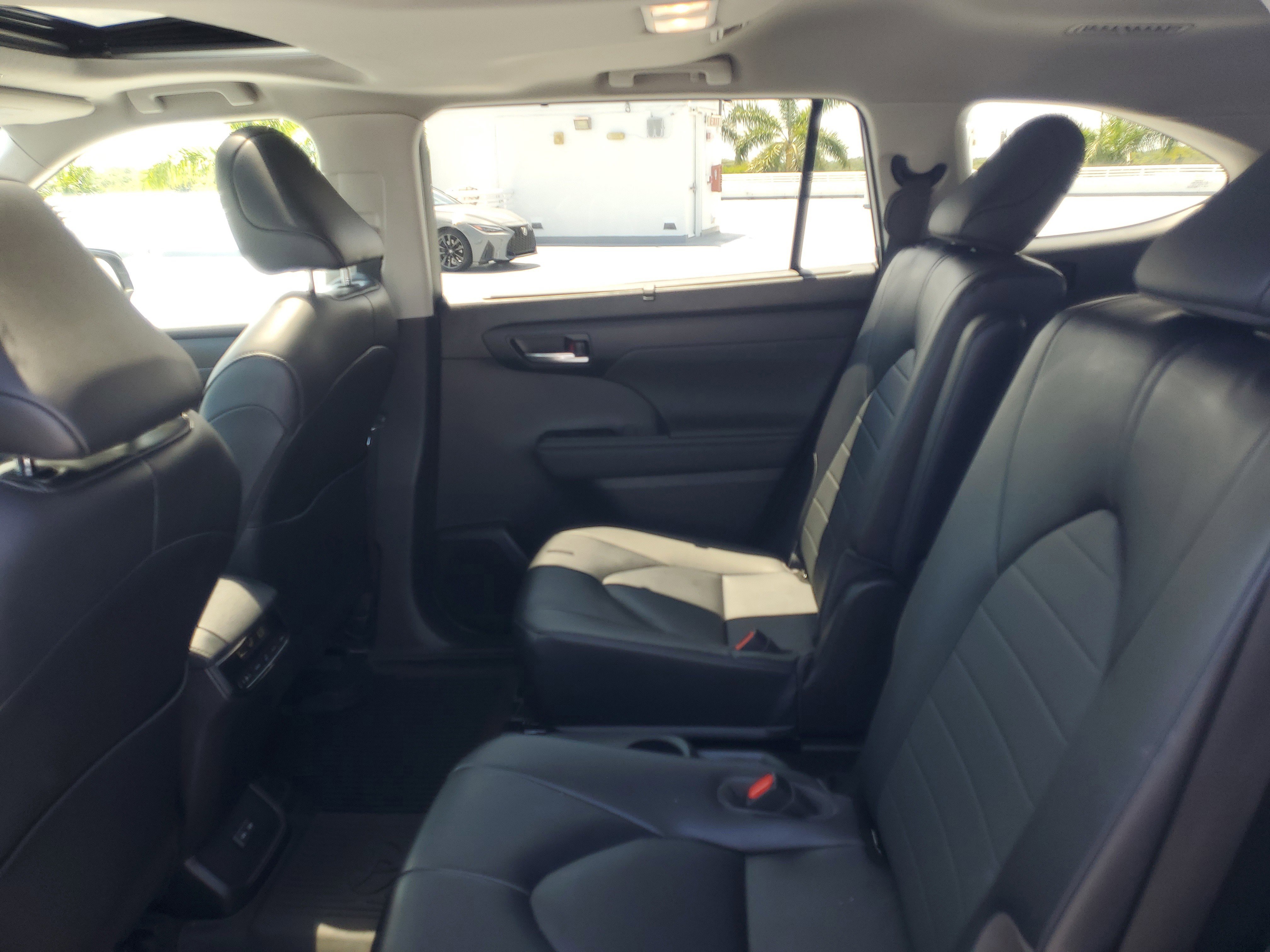 Used 2023 Toyota Highlander XLE FWD image 11