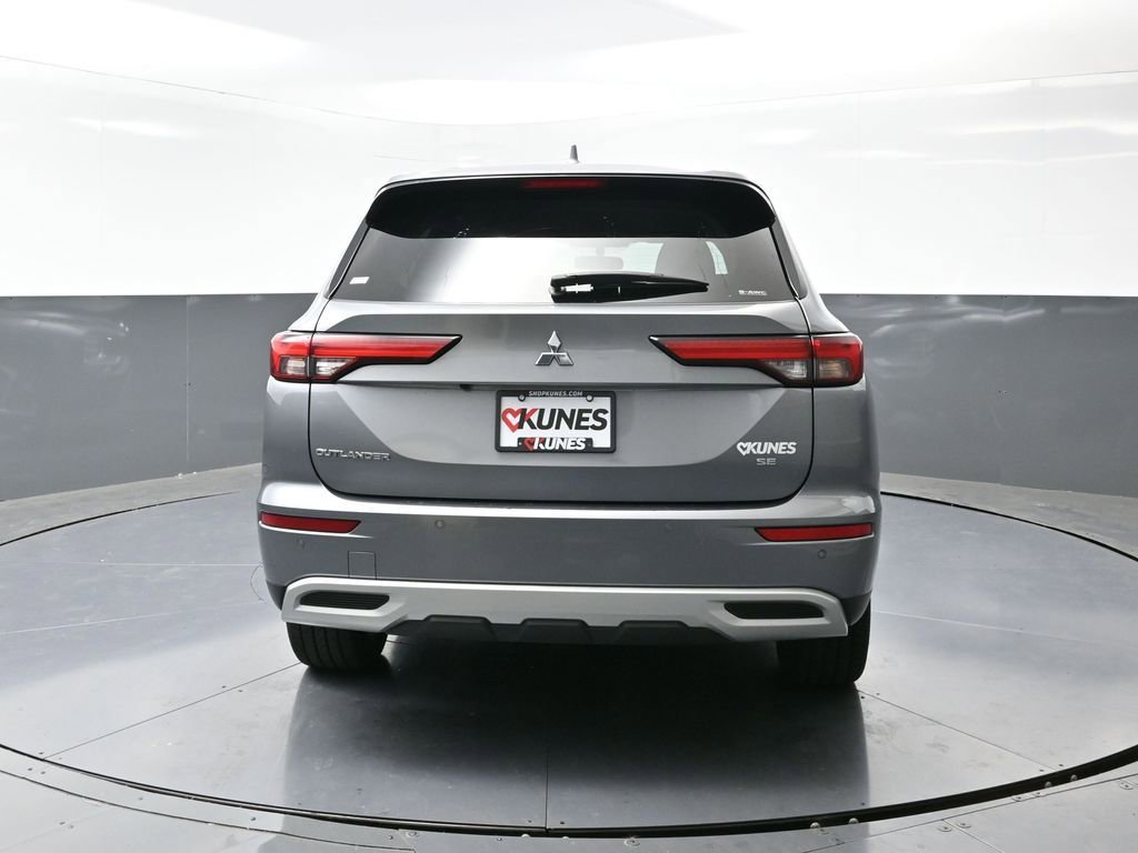 Used 2024 Mitsubishi Outlander SE image 13