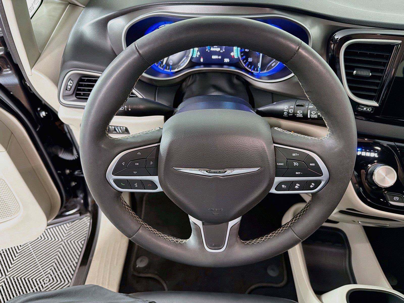 Used 2024 Chrysler Pacifica Touring-L FWD image 3