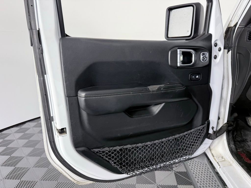 Used 2018 Jeep Wrangler Unlimited Sahara image 9