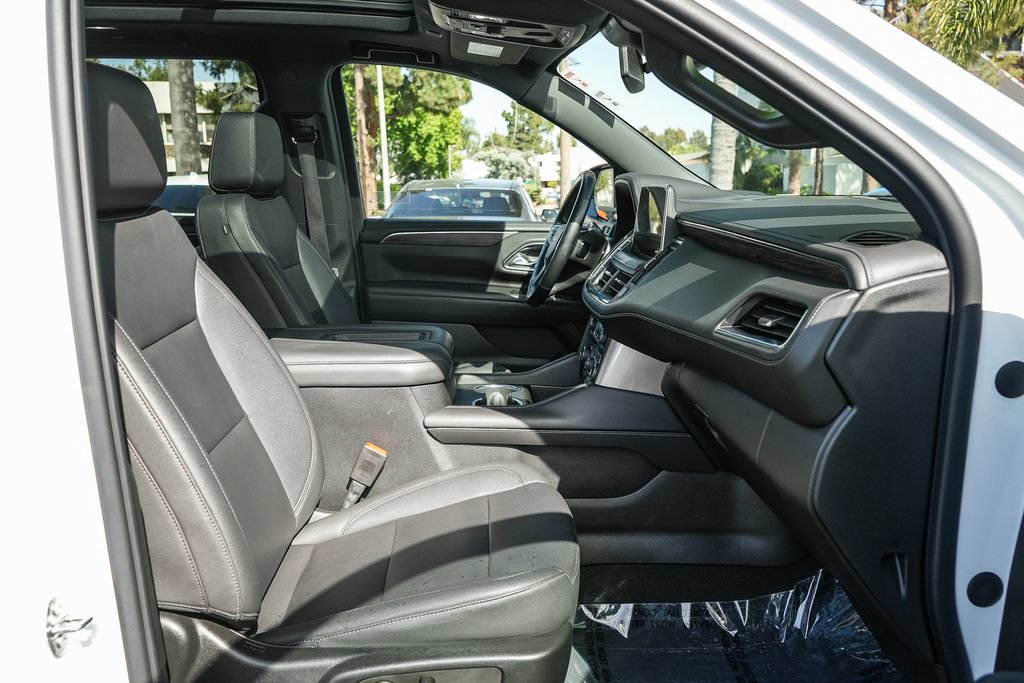 Used 2023 Chevrolet Suburban LT w/ Luxury Package RWD image 16