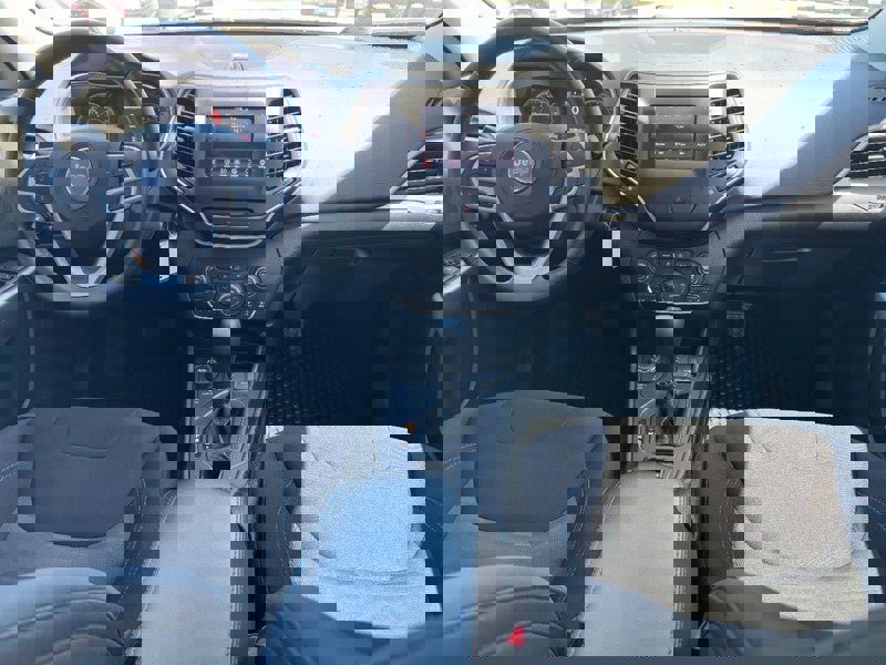 Used 2020 Jeep Cherokee Latitude AWD/4WD image 11