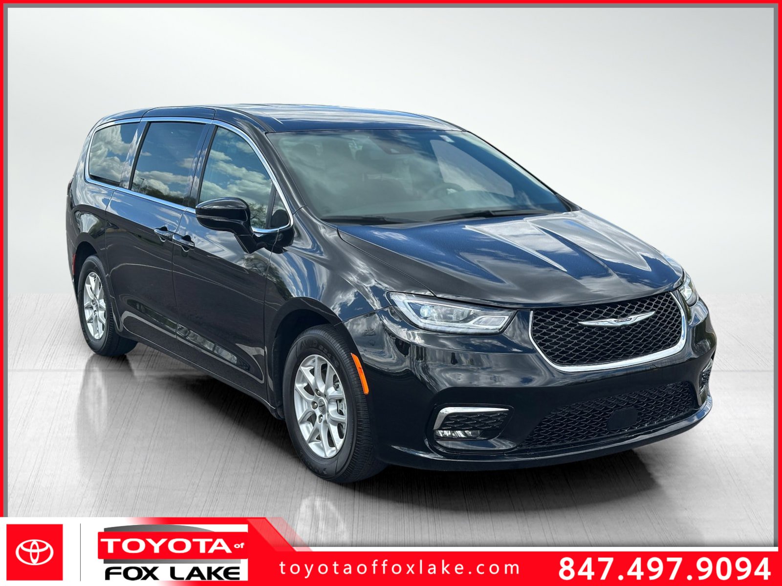 Used 2024 Chrysler Pacifica Touring FWD image 1