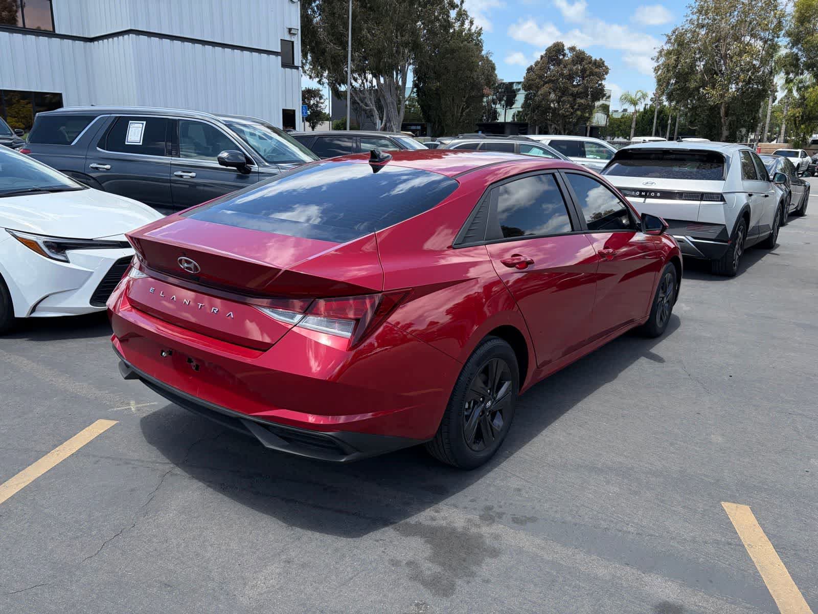 Used 2022 Hyundai Elantra SEL w/ Convenience Package FWD image 3