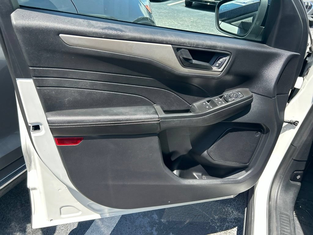 Used 2022 Ford Escape SE w/ SE Sport Appearance Package FWD image 16