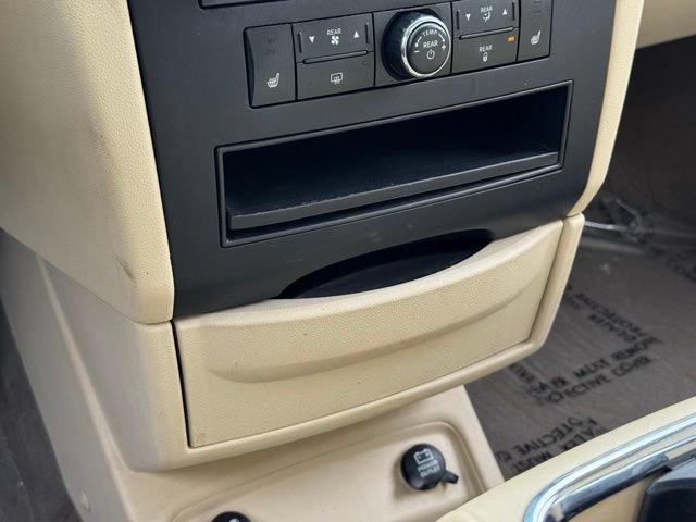 Used 2010 Volkswagen Routan SEL FWD image 17