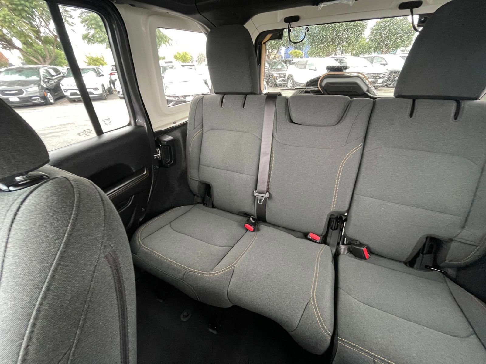 Used 2025 Jeep Wrangler Sahara image 39