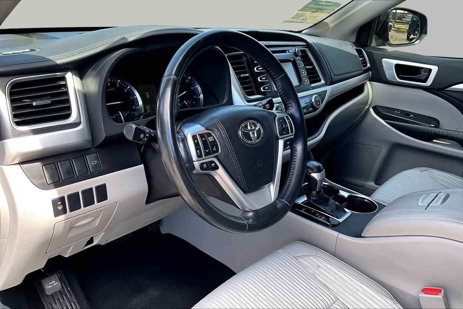 Used 2015 Toyota Highlander Plus FWD image 16
