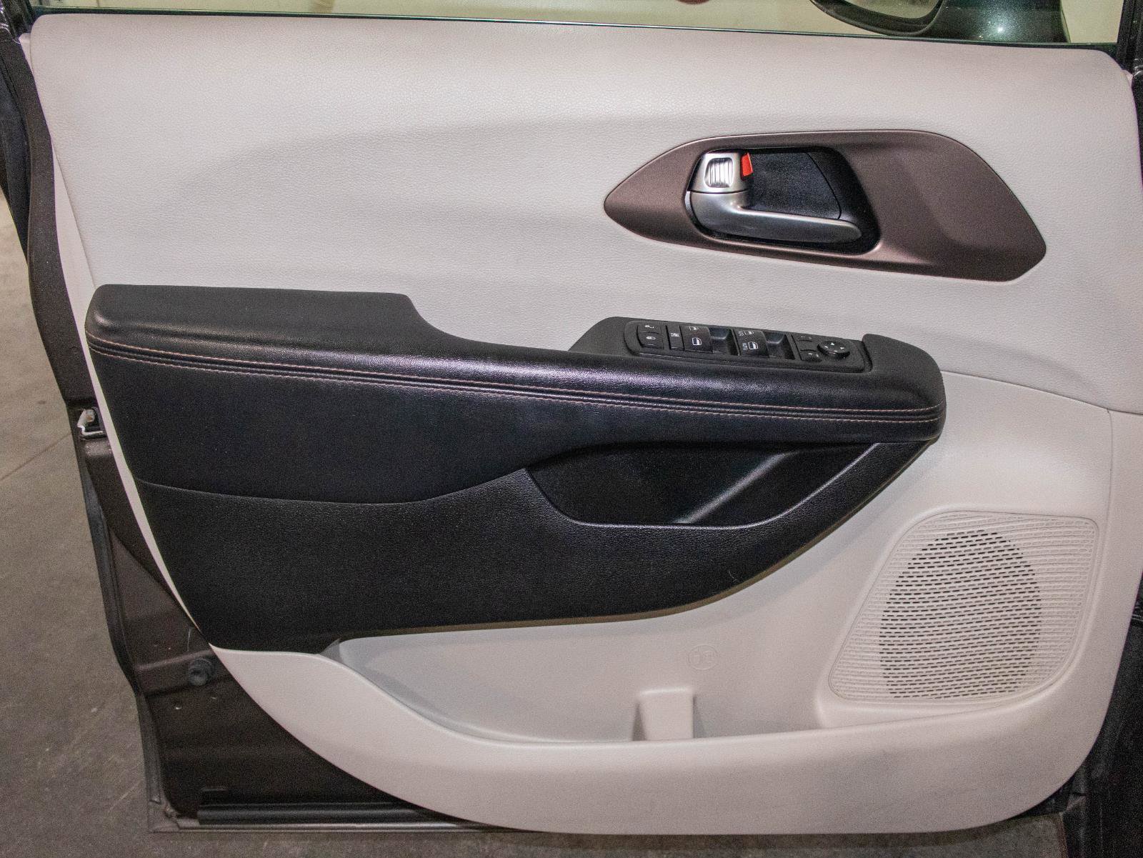 Used 2019 Chrysler Pacifica Touring-L image 10