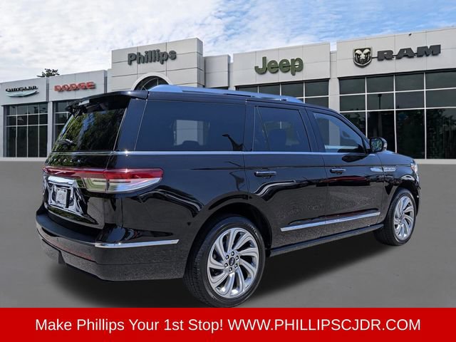 Used 2024 Lincoln Navigator Premiere AWD/4WD image 3