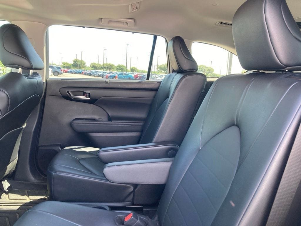 Certified 2025 Toyota Highlander XLE FWD image 10