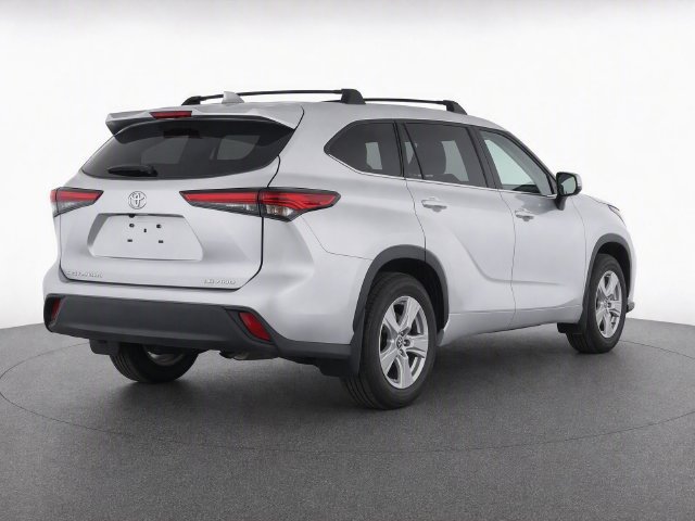 Used 2024 Toyota Highlander LE AWD/4WD image 3
