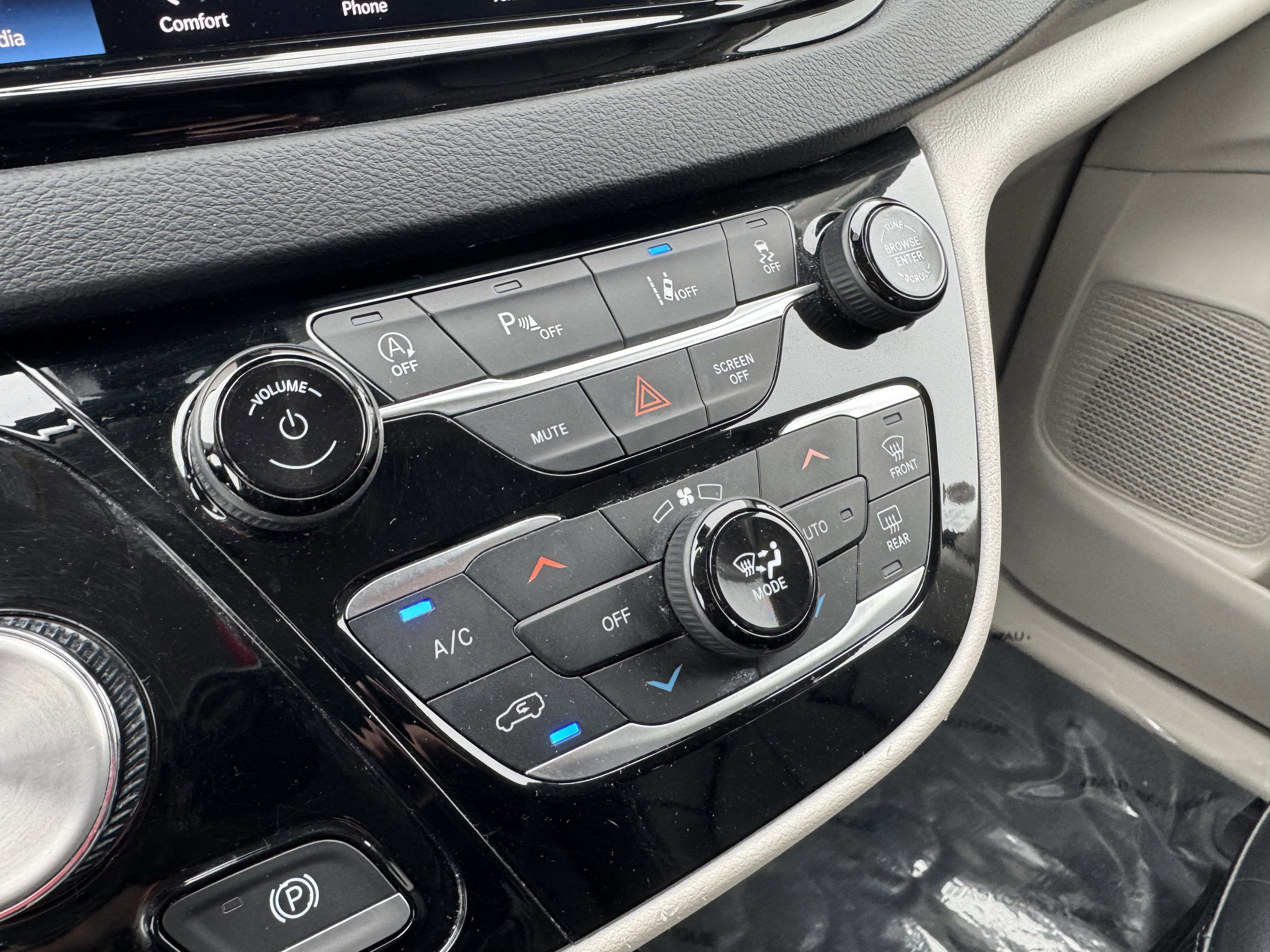 Used 2023 Chrysler Pacifica Touring-L image 28