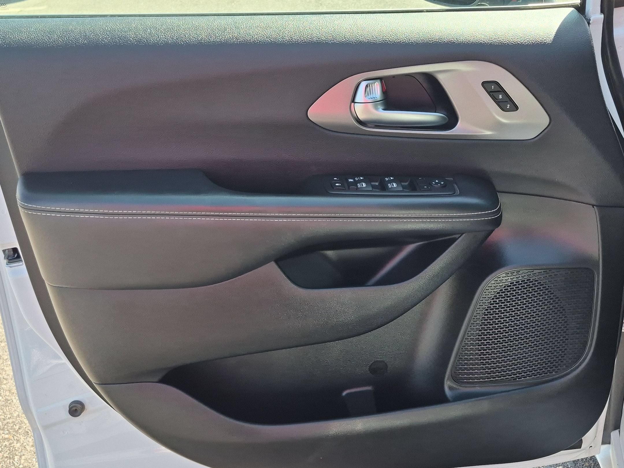 Used 2025 Chrysler Pacifica Select FWD image 11