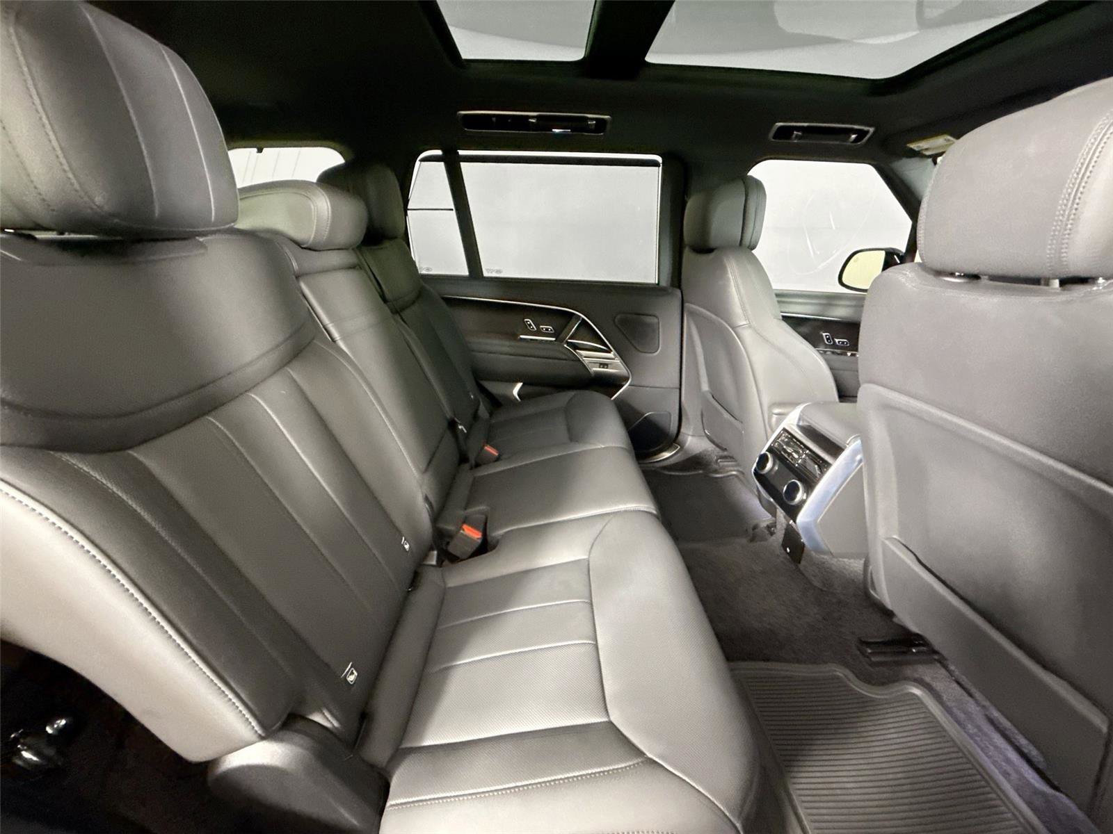 Used 2025 Land Rover Range Rover Long Wheelbase SE AWD/4WD image 44