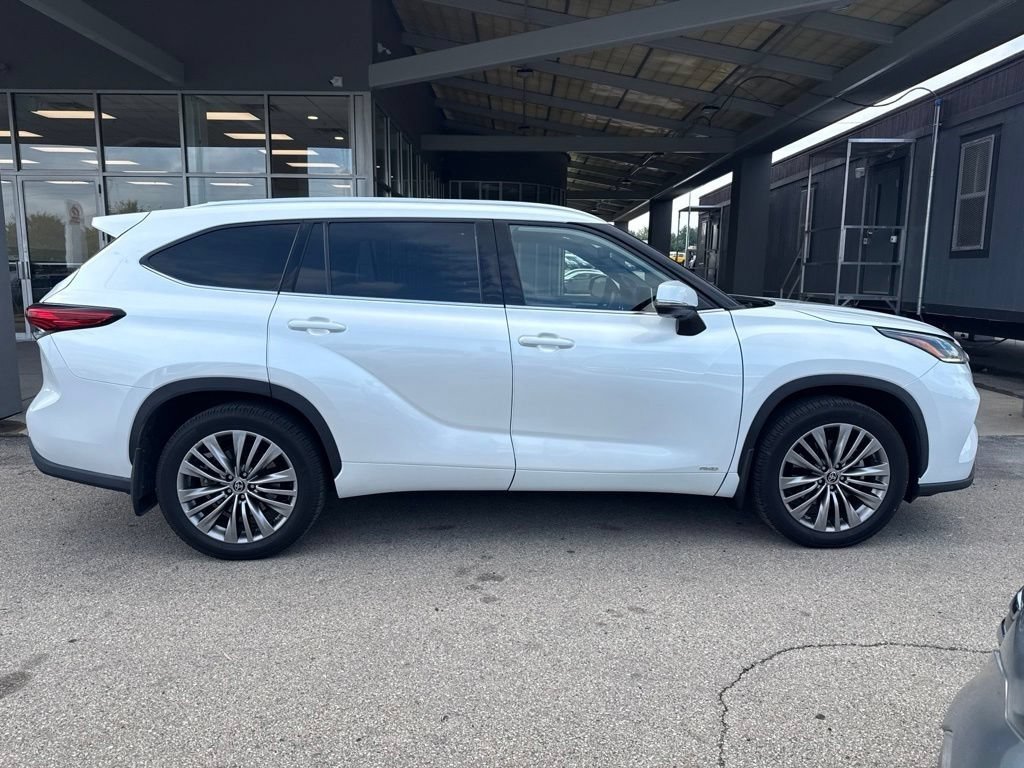 Used 2022 Toyota Highlander Platinum AWD/4WD image 2