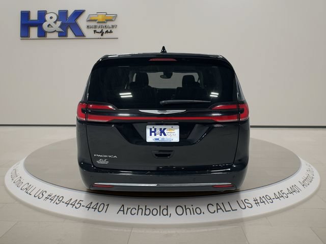 Used 2024 Chrysler Pacifica Touring-L FWD image 5