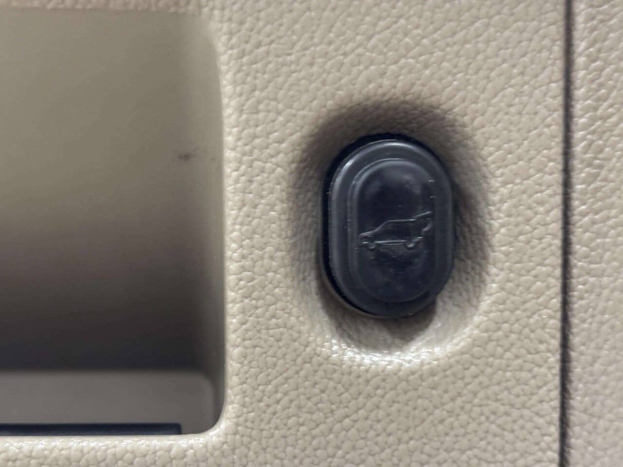 Used 2015 Chevrolet Suburban LTZ AWD/4WD image 8