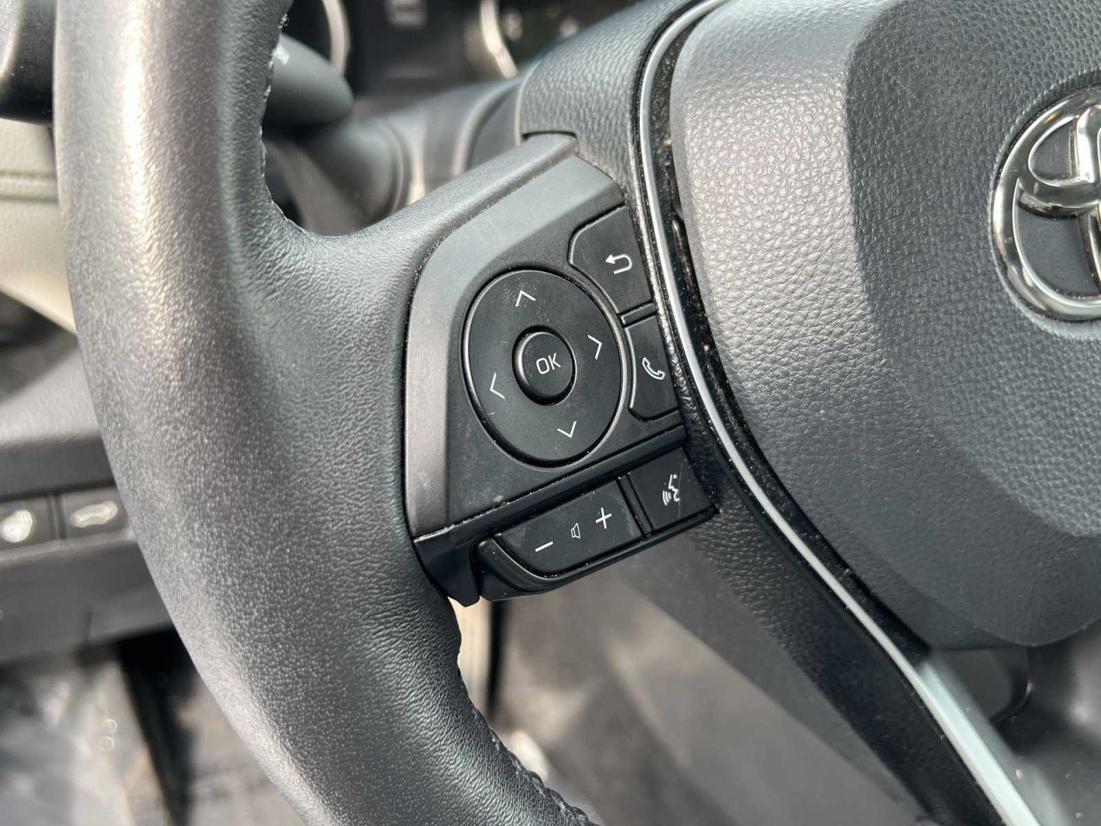 Used 2021 Toyota RAV4 XLE Premium image 34