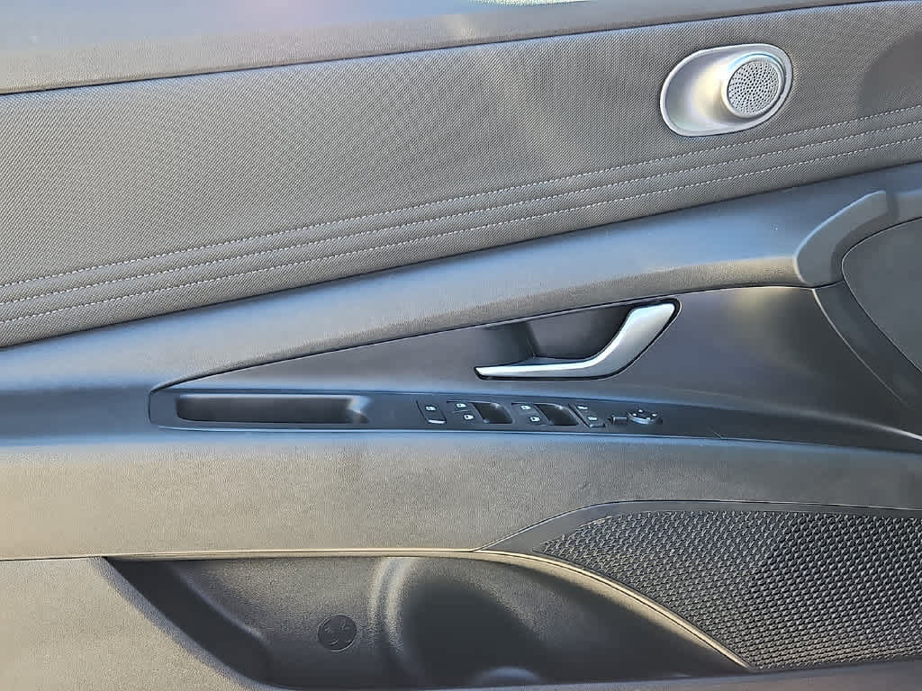 Used 2025 Hyundai Elantra Limited FWD image 11