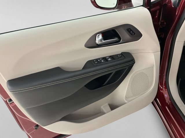 Used 2022 Chrysler Pacifica Touring-L AWD/4WD image 13