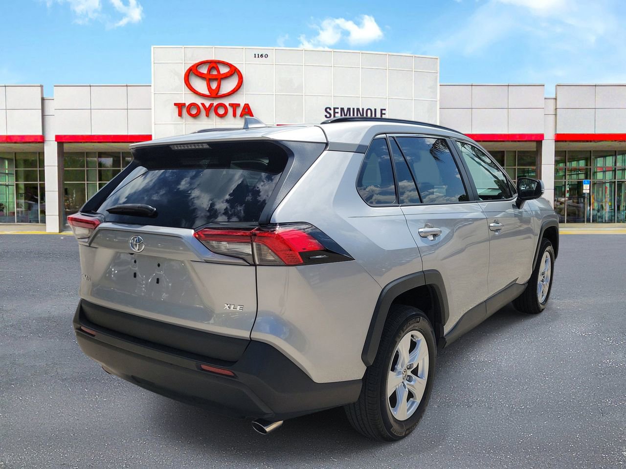 Used 2021 Toyota RAV4 XLE w/ Convenience Package FWD image 3