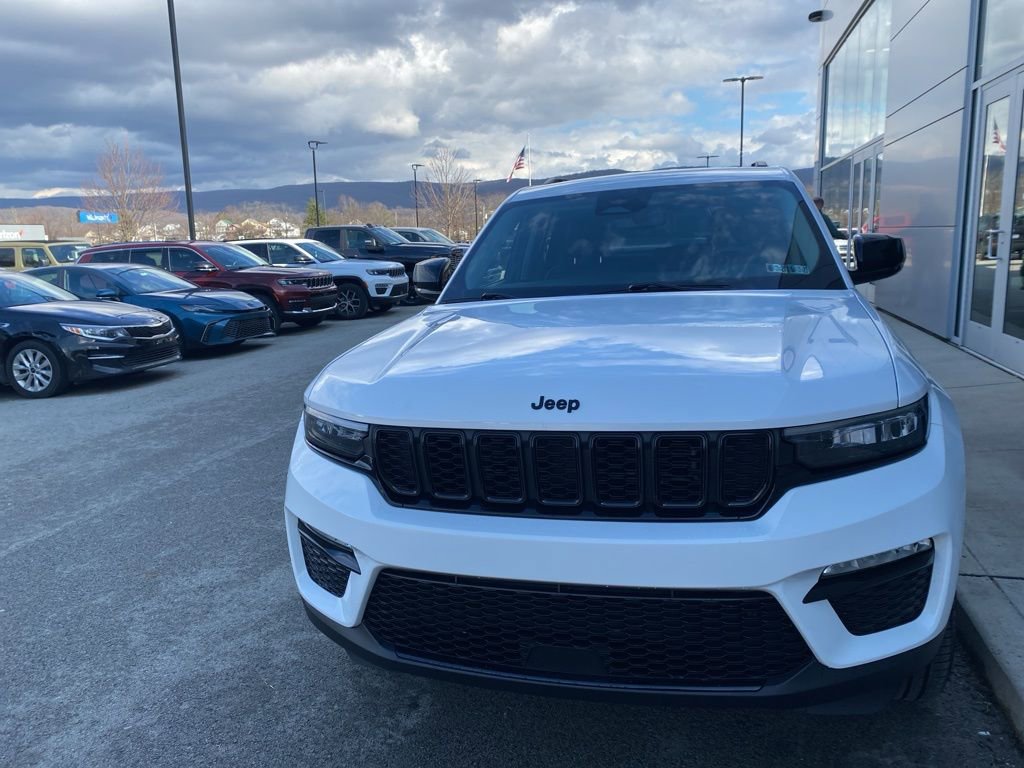Used 2023 Jeep Grand Cherokee Limited w/ Black Appearance Package image 6