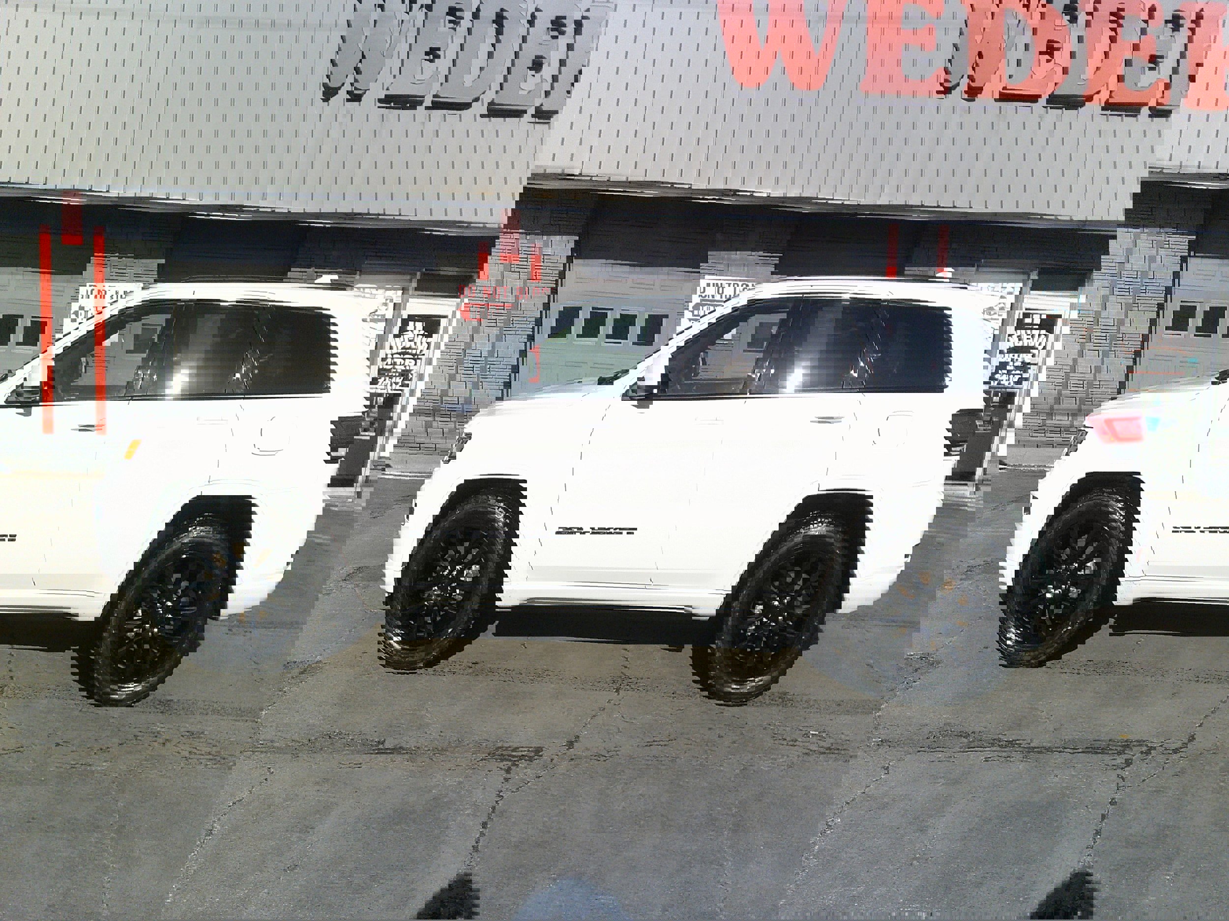 Used 2022 Jeep Grand Cherokee Laredo X image 2