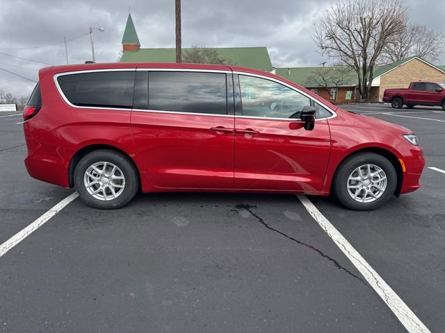 New 2026 Chrysler Pacifica Select image 8