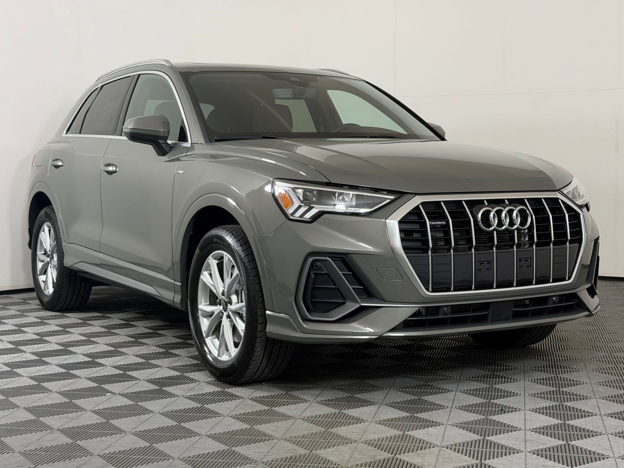 Certified 2025 Audi Q3 2.0T Premium w/ Convenience Package AWD/4WD image 7