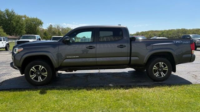Used 2018 Toyota Tacoma TRD Sport AWD/4WD image 9