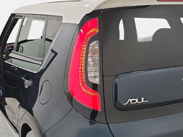 Used 2018 Kia Soul + FWD image 33