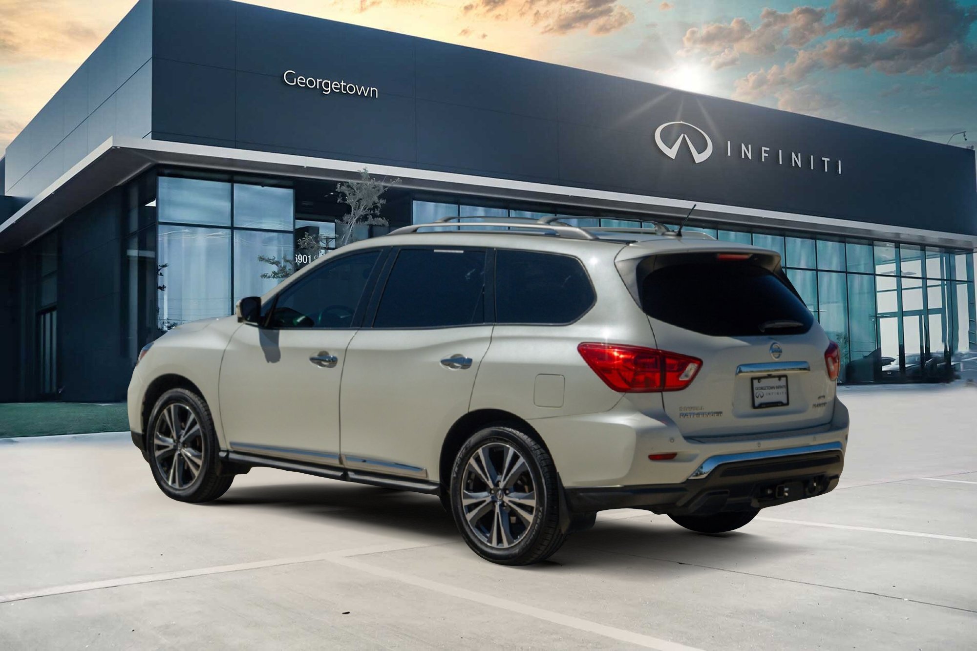 Used 2018 Nissan Pathfinder Platinum image 5