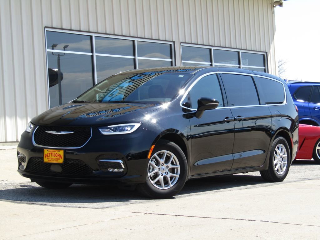 Used 2025 Chrysler Pacifica Select FWD image 12