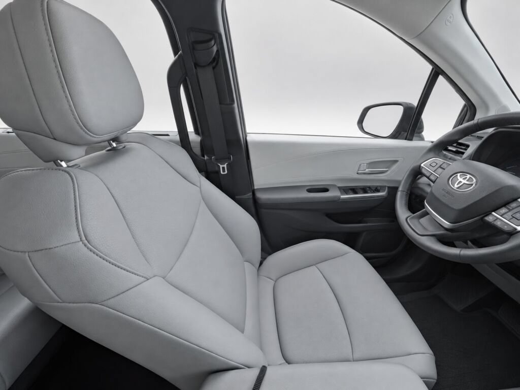 Used 2026 Toyota Sienna XLE FWD image 10